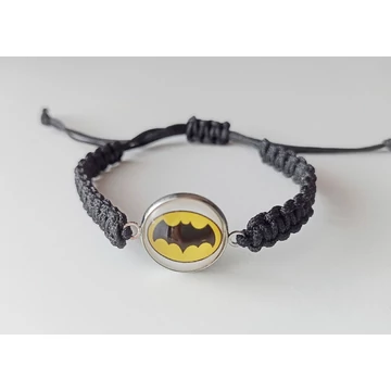 Üveglencsés batman makramé karkötő