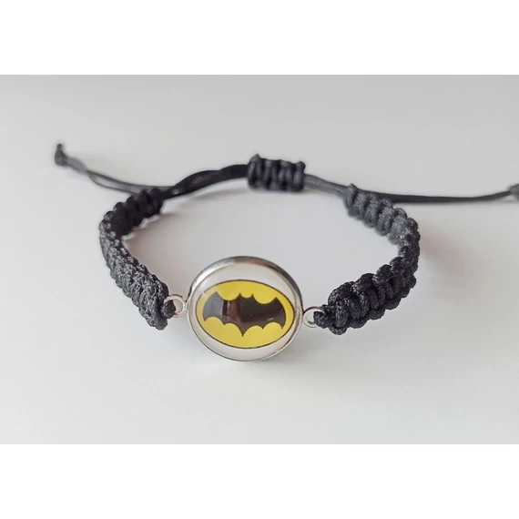 Üveglencsés batman makramé karkötő